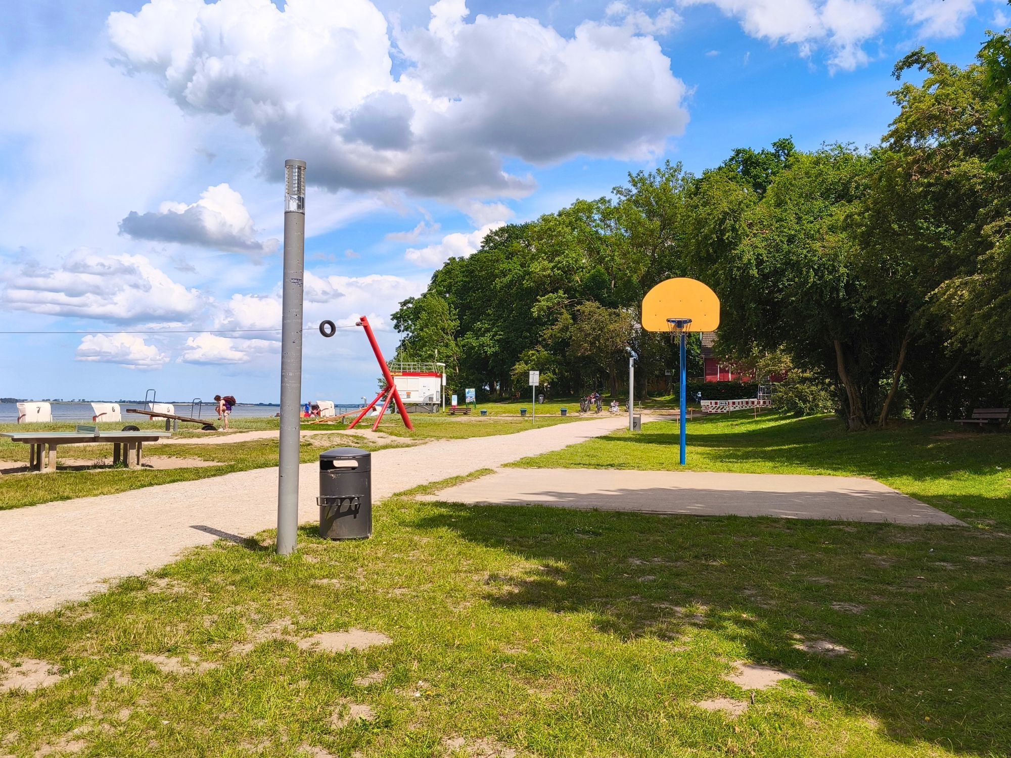 Basketballkorb und Freizeitbereich am Strand von Zierow